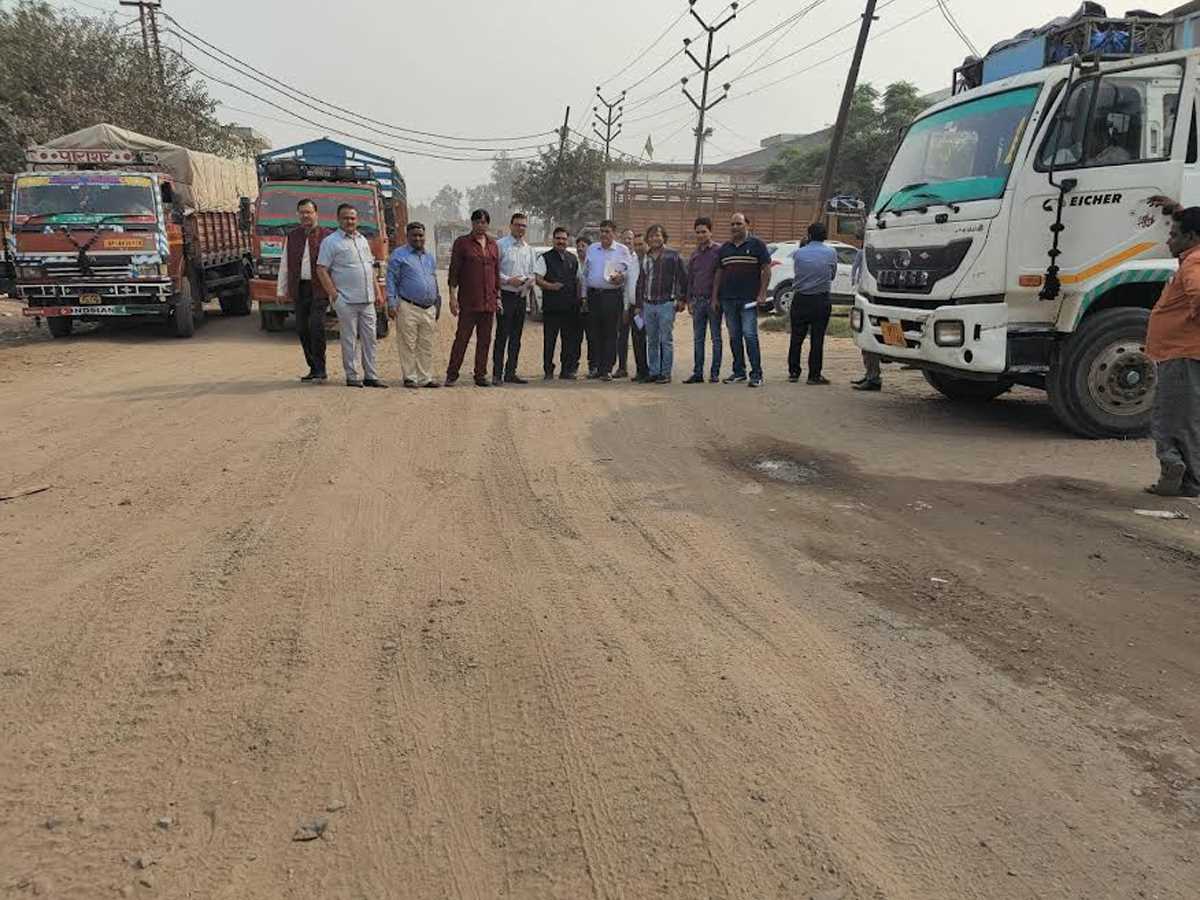 यूपीसीडा व नगर निगम के अधिकारियों ने लोहा मंडी की टूटी सड़कों का किया निरीक्षण